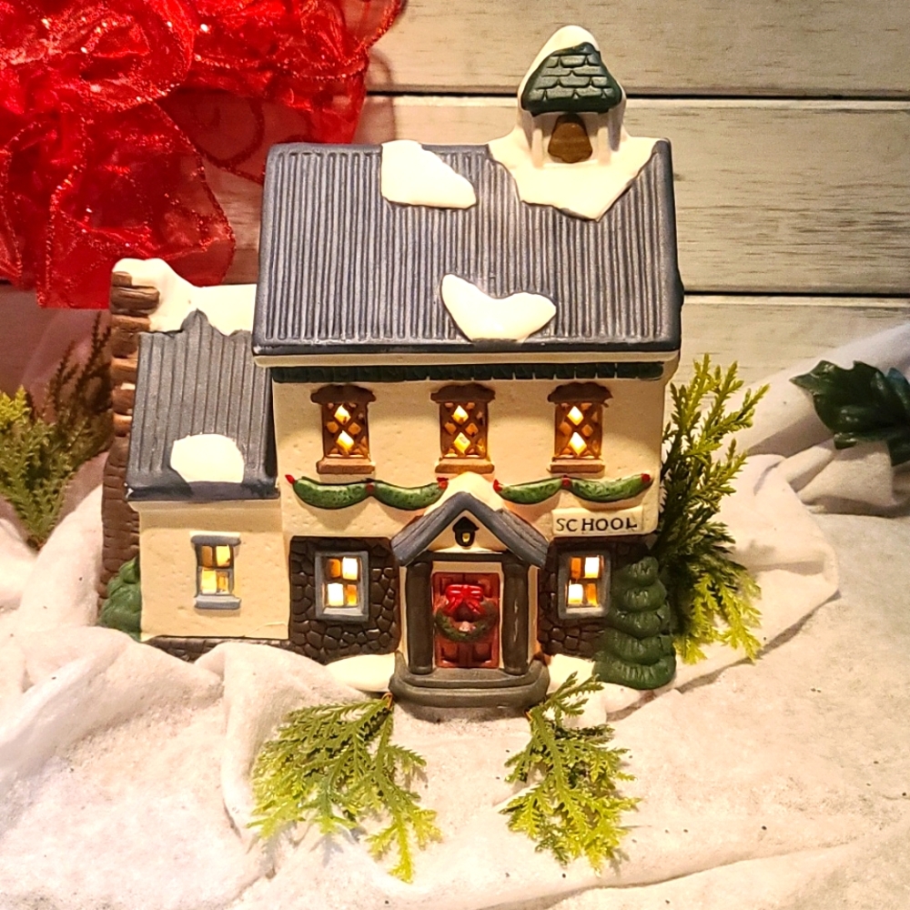 Vintage Porcelain SCHOOL of Winter Valley Cottages EUC box, 6 ft cord & C7 bulb.